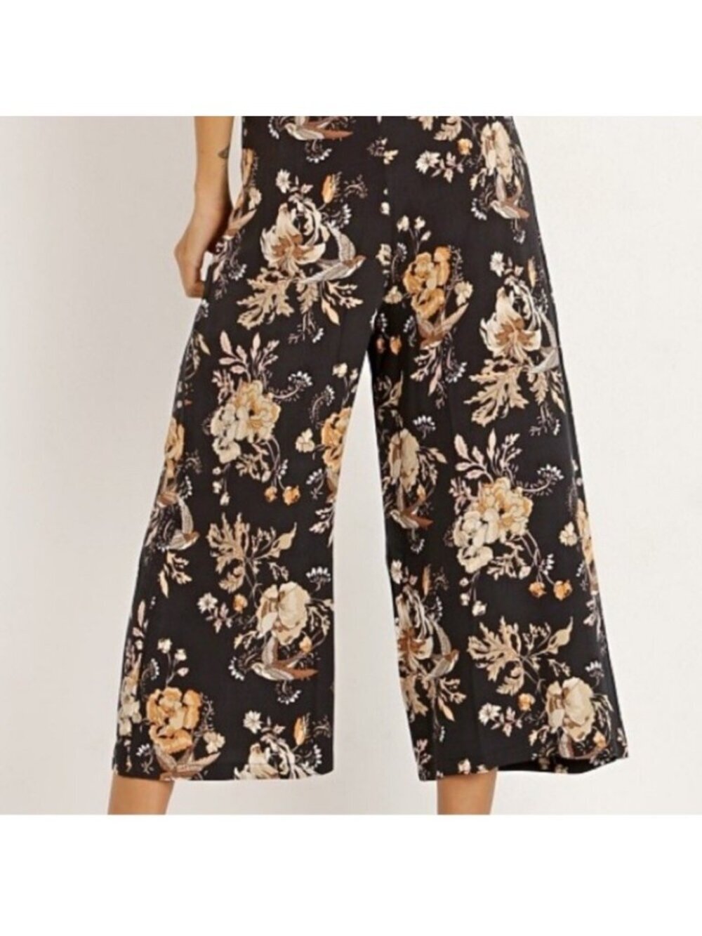 Spell and the Gypsy Collective Size M Rosa Floral Cropped Pants wide leg